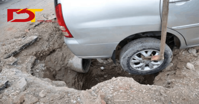 Xe bị thụt hố