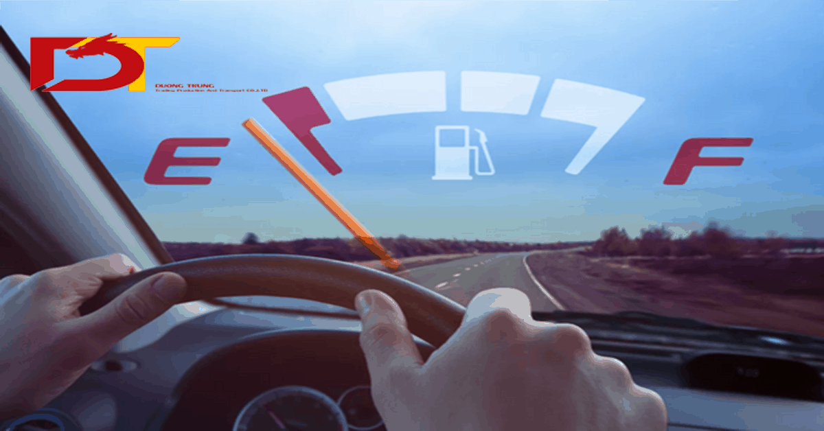 Xe ô tô hết xăng giữa đường